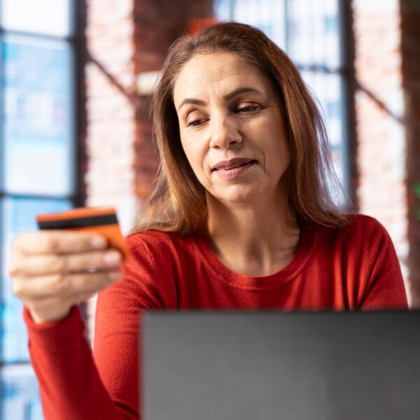 Jeune femme stressée face à un refus
bancaire
