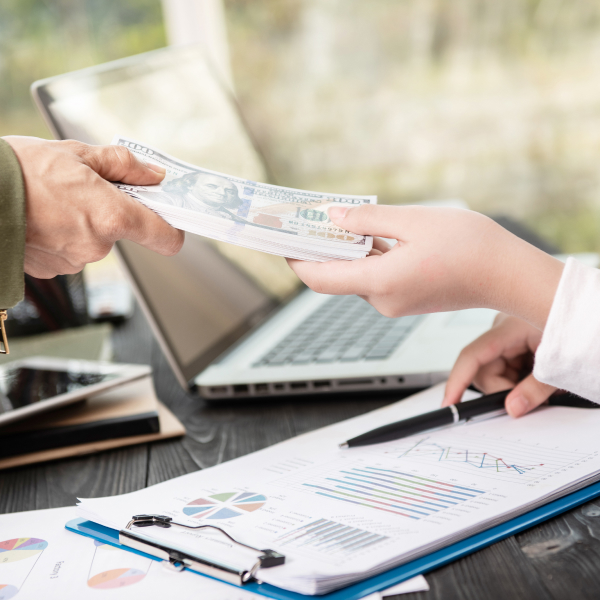 Prêteur privé accompagnant un client dans l'obtention d'un financement urgent à Montréal